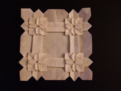 Tesselation d'Hydrangeas 
35*35, Kraft blanc, plié d'après le diagramme sur le site de Peter Budai
