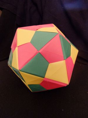 icosahèdre
modulaire, 12 faces * 3 modules, papier origami standard
