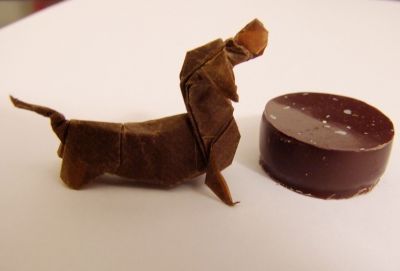 Basset de Quentin Trollip
7*7, papier de boîte de chocolat =)
