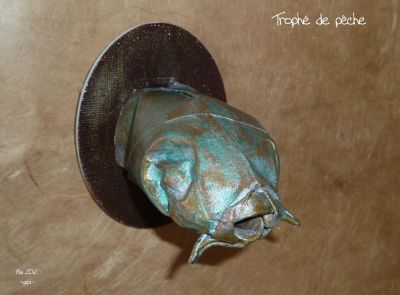 trophé de pêche 
un rouleau de paier toilette plié en wetfold
