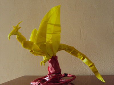 phoenix
je l'ai inventé pour le défit contre Plitoujours.
socle: armature de metal que j'ai moi même réalisé entourée de soie rouge.
phoenix: papier de soie 20 gramme/m carre en 50cm*50cm poser sur le socle
