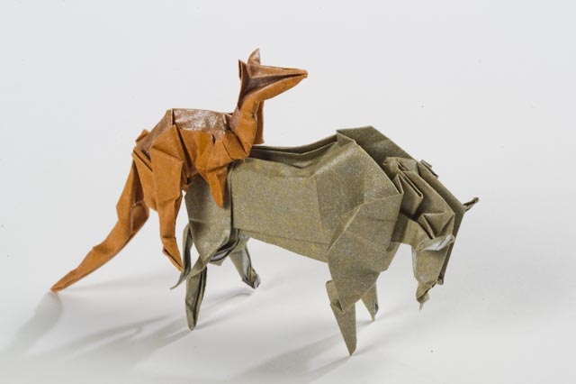 amour contre nature
kangourou de Stephane Weiss papier soie métallisé 15x15 Origamishop
Bison de John Montroll papier soie métallisé 15x15 Origamishop
Mots-clés: kangourou bison couple accouplement