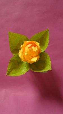 "rose de lys en feuilles"  - Chtik / Dimitry Lysiuk 
feuilles : 2 carrés soie métallisé 12-13cm  sur la base de "Clematis Sibirica" de Dimitry Lysiuk 
fleur : 3 carrés "paper touch" 10cm
