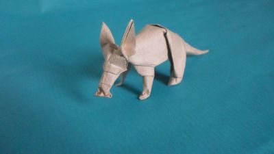 Aardvark - Quentin Trollip
Oryctérope du Cap de Quentin Trollip
Papier métallisé et "savane" 15cm
Mots-clés: aardvark orycterope trollip
