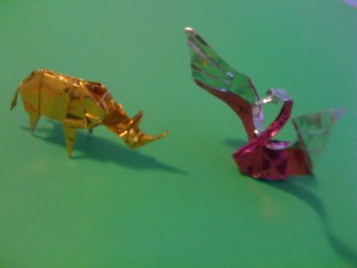 duo improbable
rhinoceros de John Montroll (african animals) - papier foil 11*8*11,8
Cygne de Hoang Tyen Quiet triangle papier métallisé (1/2 carré de 15cm)
Mots-clés: duo montroll hoang tyen quiet rhinoceros cygne