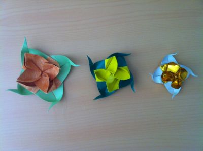 "Jeannine flower" variations
de gauche à droite :

"Jeannine" sink complet
papier origami 70g/m² 20*20

"Jeannine" petit sink in-out 
papier origami bicolore 60g/m² 15*15

"Jeannine" sink in-out moyen
papier foil 12*12

Mots-clés: fleur 4 pétales jeannine twist bicolore
