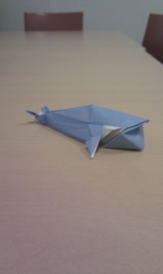 "Blue whale" de John Montroll  - "Origami sculptures"
changement de couleur des yeux
papier origami 15*15
Mots-clés: baleine montroll