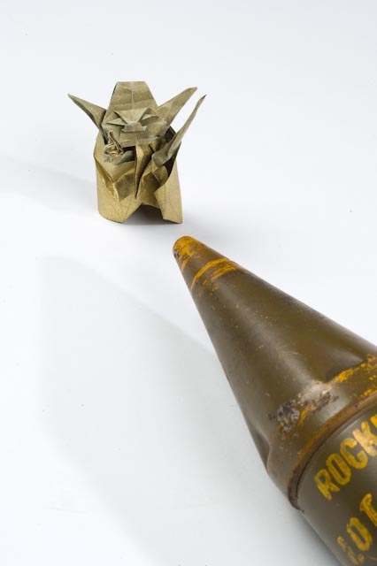déclaration de guerre
yoda de Fumiaki Kawahata papier soie métallisé Origamishop
Mots-clés: yoda kawahata obus guerre war