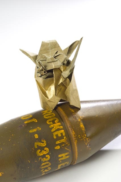 Peace over War
yoda de Fumiaki Kawahata papier soie métallisé Origamishop
Mots-clés: yoda kawahata obus guerre war
