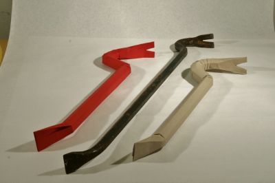  3 pieds de biche
L'original au centre, modèle en origami modulaire (4 parties) en rouge, modèle avec 1 feuille 10x70cm en beige.
