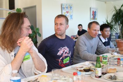 Petit déjeuner, grandes discussions...
