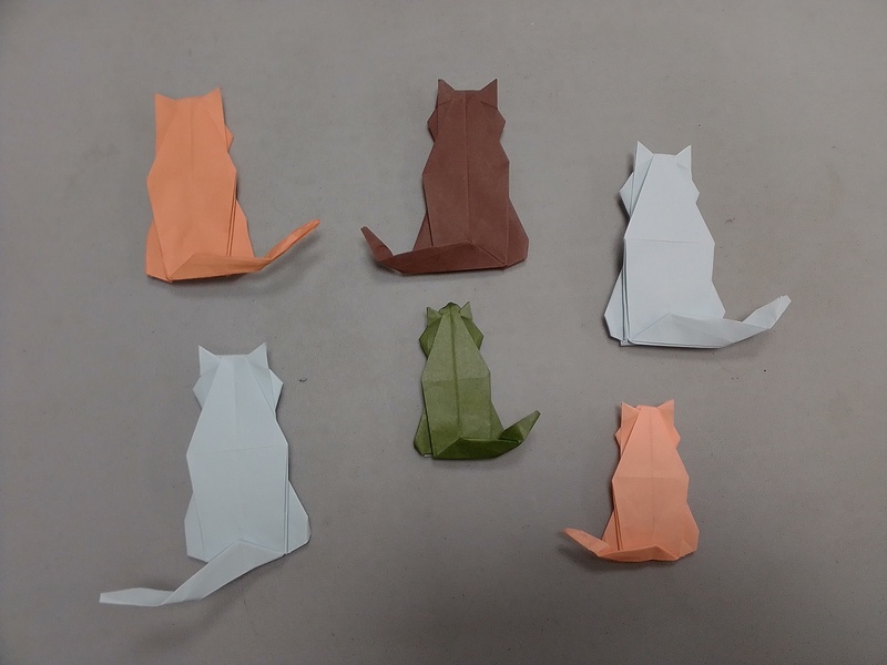 Chat vu de dos de Satoshi Kamiya
