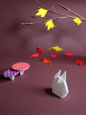 Dans les coulisses de la forêt d'automne, de Chouettorigami et Viviane 2015
Magali a créé ce délicieux petit modèle en hommage au Chibi-Totoro de Miyazaki, j'ai ajouté un petit décor d'automne.
