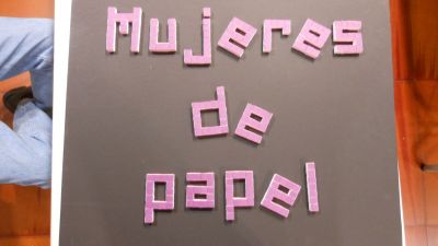 Bricolage : il faut coller les lettres-cubes 2
