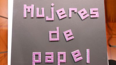 Bricolage : il faut coller les lettres-cubes 1
