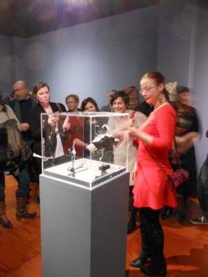 Daniela Carboni présente ses modèles lors du vernissage
