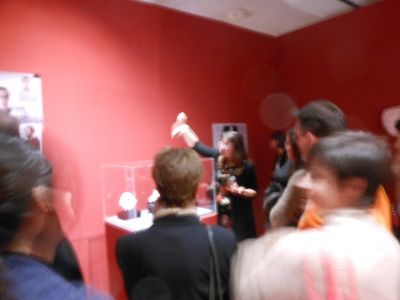 Alessandra Lamio guide lors du vernissage
