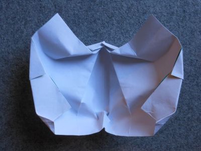 Derrière le masque de chat sans flash
