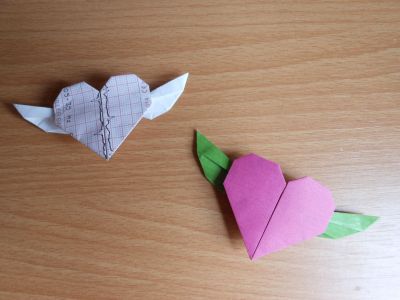 Coeur de Francis Ow dans un carré de papier électrocardiogramme
