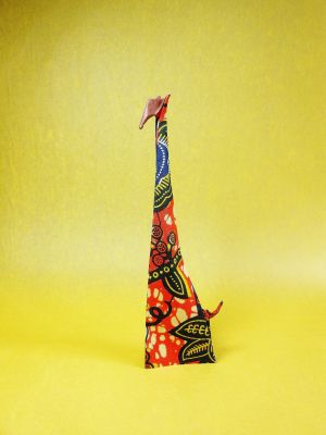 Girafe pliée dans un papier F paper contrecollé avec du Wax africain
