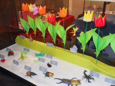 Tulipes et papillons de Viviane Berty. Insectes : Kunihiko Kasahara, Robert Lang, Artur Biernacki, Katsuhisa Yamada, Mark Kirchenbaum, Yoshihide Momotani, Won Park.
