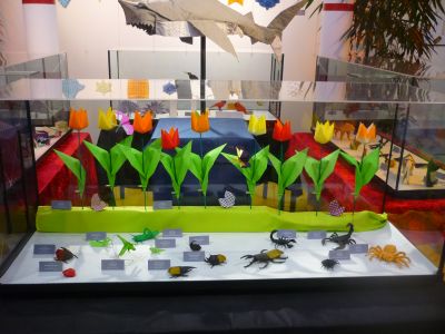 Tulipes et papillons de Viviane Berty. Insectes : Kunihiko Kasahara, Robert Lang, Artur Biernacki, Katsuhisa Yamada, Mark Kirchenbaum, Yoshihide Momotani, Won Park.
