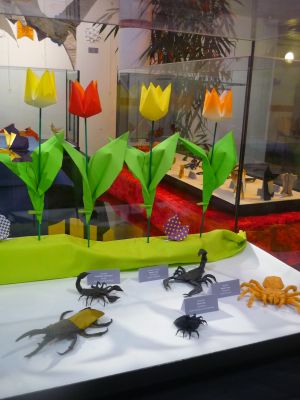 Tulipes et papillons de Viviane Berty. Insectes : Kunihiko Kasahara, Robert Lang, Artur Biernacki, Katsuhisa Yamada, Mark Kirchenbaum, Yoshihide Momotani, Won Park.
