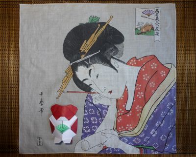 Nounours, éventail et reproduction, sur carré de coton, du portrait de la courtisane Hanaogi Ogiya par Utamaro Kitagawa
