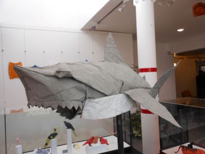 Requin, Vu Ngoc Nguyen. 
A partir d'un carré de 2 mètres X 2 mètres.
Plié par Jong Allegraud et quelques amis plieurs ou non plieurs :)
