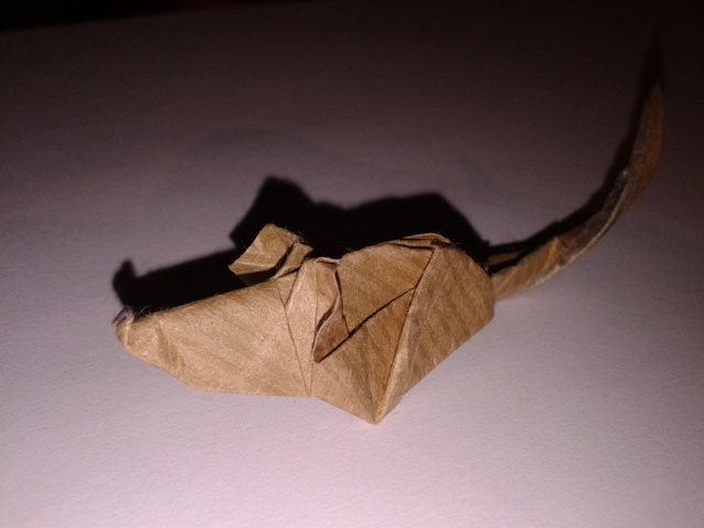 Souris de Rikki Donachie
Petite souris de Rikki Donachie plié dans un carré de 10x10cm de papier kraft (Diagramme de 28 étapes).
