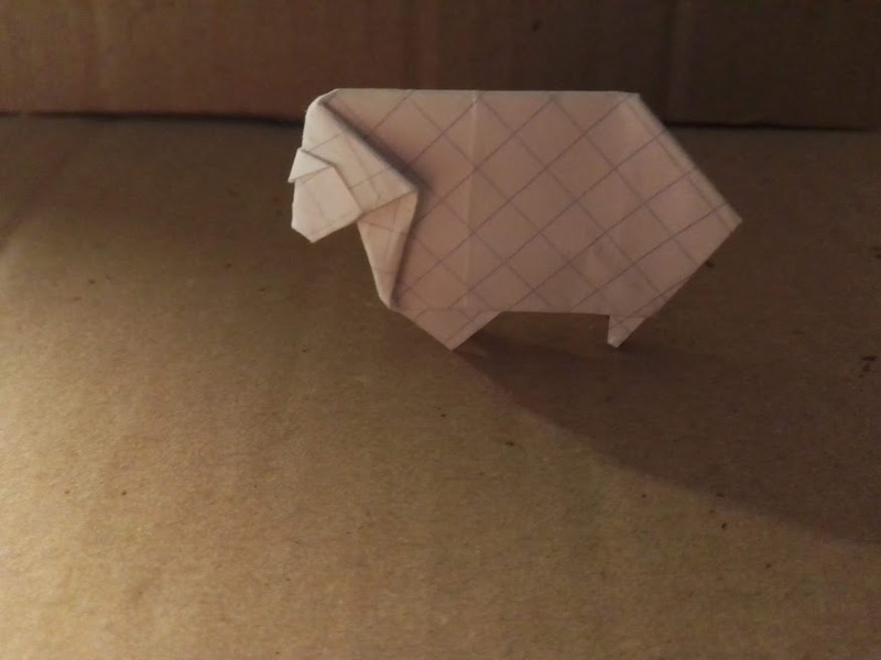 Un Mouton
Diagramme un mouton (A Sheep) de 16 étapes provenant du site "Origami Club".
Plié dans un carrée de papier petit carreaux de 7x7cm.
