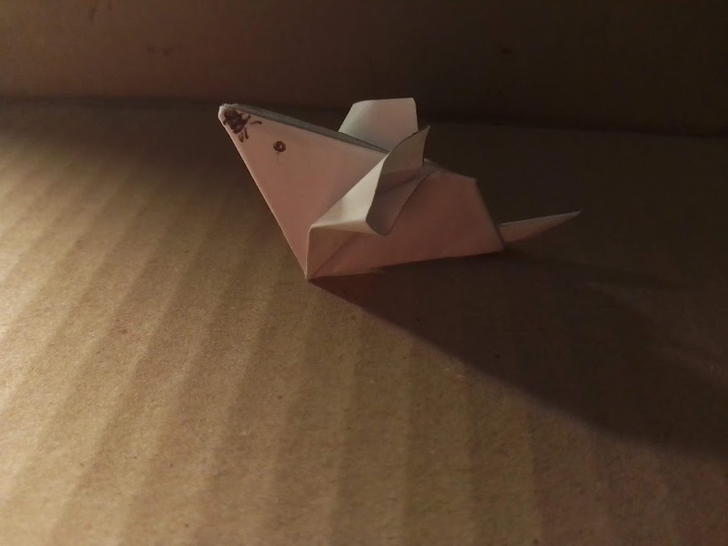 Une Souris
Diagramme mouse2 provenant du site "Origami Club".
Plié dans un carrée de papier d'imprimante de 7x7cm.
