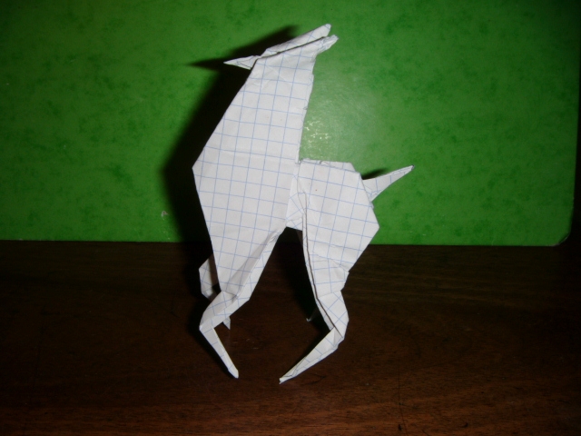 Antilope
Diagramme d'alice blumberg ou du livre "origami" de Linda barker.
Plié dans une feuille blanche petit carreaux carrée de 18x18cm.
