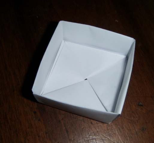 Boîte de Tomoko Fuse
Boîte de Tomoko Fuse diagramme dans le livre l'origami de A à Z de Ashley Wood.Plié dans 4 carré de 10x10cm chacun papier d'imprimante.
