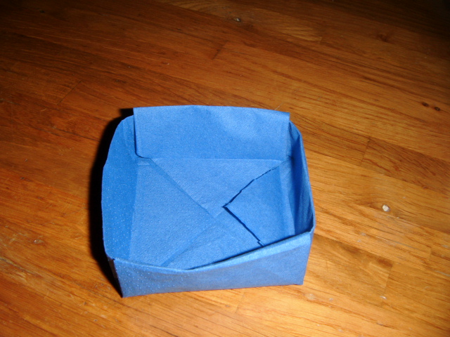 Boite masu
Diagramme boîte japonaise modèle traditionnel plié dans une serviette en papier bleu nuit carrée de 16x16cm.
