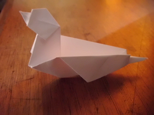 Un Canard
Un Canard diagramme sur le site origami club plié dans un carré de 10x10cm de papier d'imprimante.
