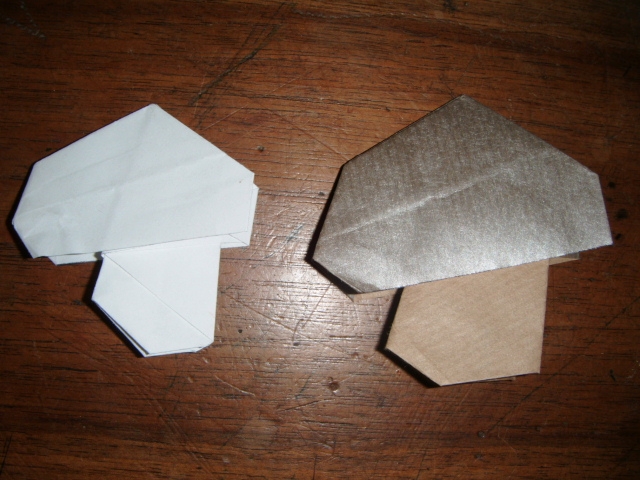 Champignon
Diagramme sur le site "loisir créatif.com".
Pliée dans une feuille de papier kraft carré de 15x15cm (à droite sur la photo)et une feuille d'imprimante de 12x12cm (à gauche sur la photo).
