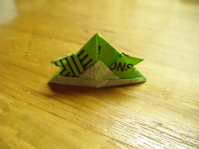 Chapeau de samourai
Diagramme provenant du livre de linda barker "origami" .
plié dans un emballage de papier de bonbon carrée de 5x5cm.

