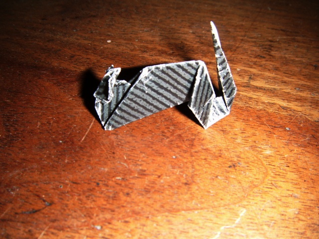 Chat de Toshie Takahama
Diagramme dans le livre de Ashley Wood "l'origami de A à Z" et sur le site Origami resource center.Plié dans un carré de 10x10cm de papier cadeau noir.
