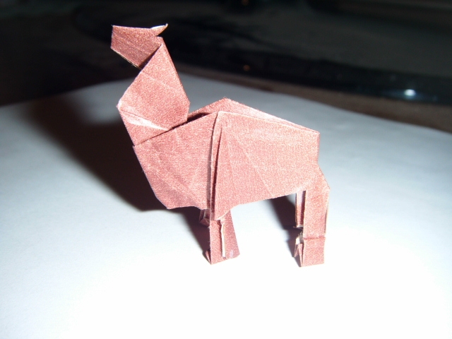 Un Cheval
Diagramme du site origami club pliage un peu modifié mélange (origami et kirigami) carrée 10x10cm de papier kraft.

