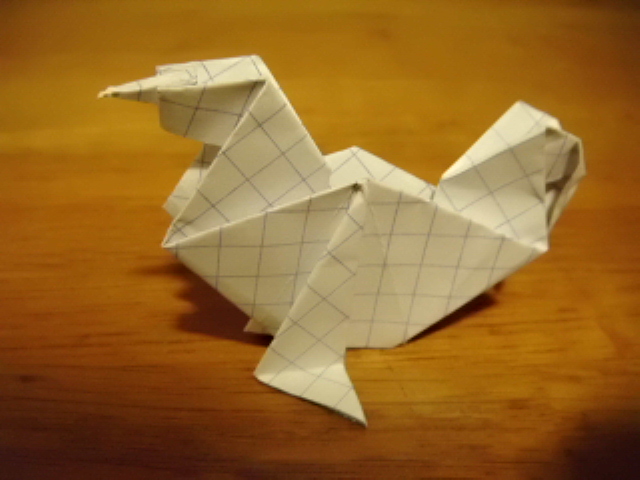 Un Coq
Diagramme crée par Florence Temko trouvé dans le livre "l'origami de A à Z"de Ashley wood
Plié dans une feuille petit carreaux carrée de 10x10cm.
