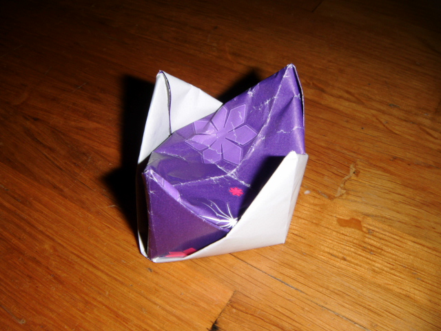 Une couronne
Couronne diagramme niveau facile provenant du livre de Linda Barker.
Plié dans du papier cadeaux carrée de 15x15cm.
