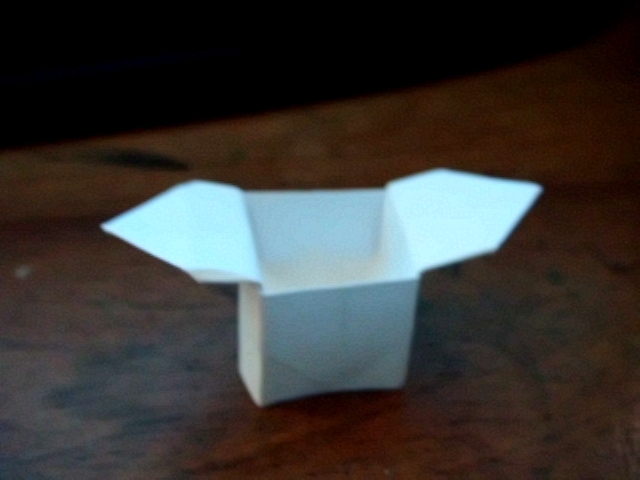 Boîte
Diagramme A Box 3 sur le site origami club.
Plié dans un carré de papier d'imprimante.
