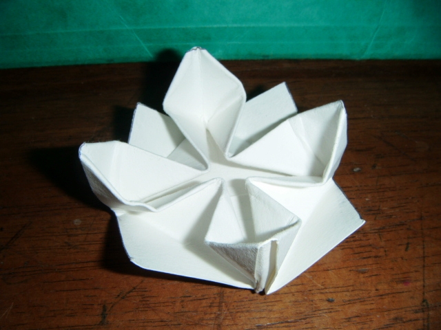 Une fleur (le lis dans l'eau)
Diagramme sur le site origami club.
Plié dans un carré de 10x10cm de feuille à dessin 180g/m².
