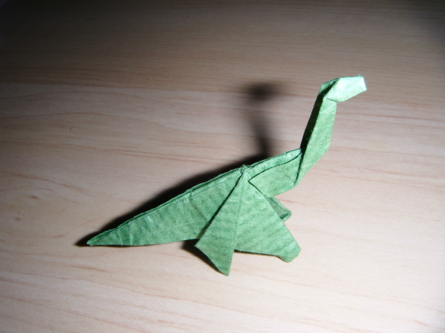dinosaure
Diagramme de 18 Étapes pliée dans un papier kraft vert carrée de 10x10cm.
