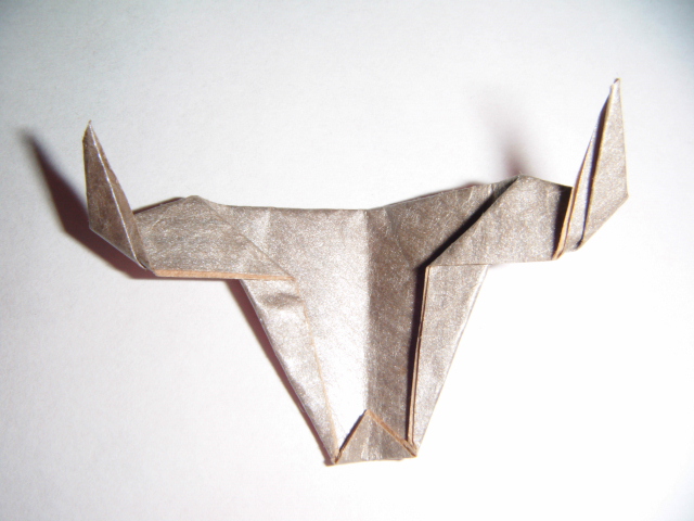 tête de taureau
pliage simple diagramme dans le livre "multi origami la bible de l'origami" de duy nguyen.pliée dans un carrée de papier kraft e 10x10 cm.

 
Mots-clés:  