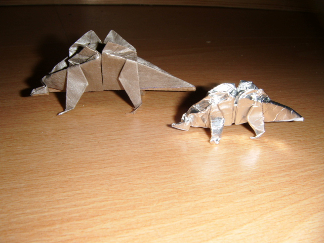 bébé stégosaurus
Diagramme de fernando giljado gomez diagramme sur le site "origami resouce center" pliée dans un carrée de 7x7cm de papier encoller alu de cuisine et papier d'imprimante blanc et le deuxiéme á gauche un carrée de 10x10 cm de paier kraft.
