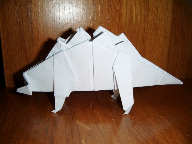 Bébé Stégosaurus
Bébé stégosaurus diagramme de fernando gilgado gomez sur le site "origami resource center"pliée dans un carrée de 21x21cm de papier d'imprimante.
