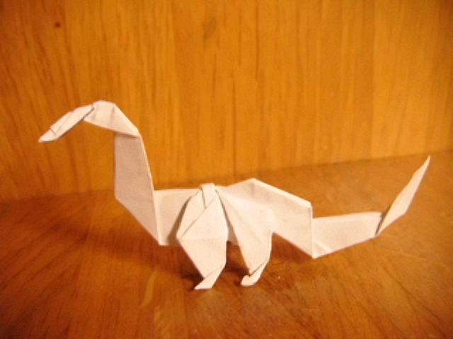 Barosaure 
Barosaure plié dans un carrée de 12x12cm de papier d'imprimante diagramme dans le livre "multi origami la bible de l'origami" de duy nguyen.

