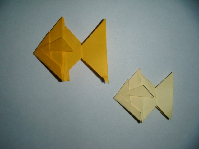 Deux Poissons Exotiques
Plié en haut à gauche dans un carré de 10x10cm et en bas à droite plié dans un carré de 8x8cm. 
Diagramme présent dans le magazine n°6 "Origami et art du papier" trimestre: Décembre 2012-Janvier-Février 2013.
